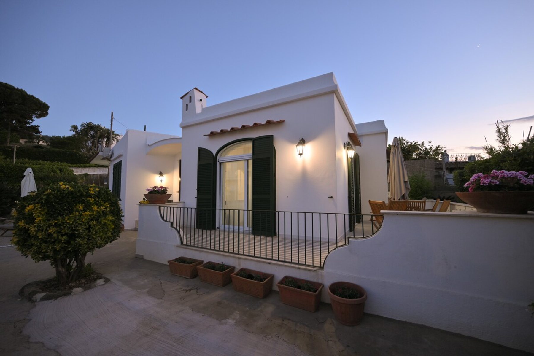 Villa Maddalena tra il verde di Ischia Ponte, al tramonto